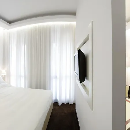 Una Cusani Hotel 4*