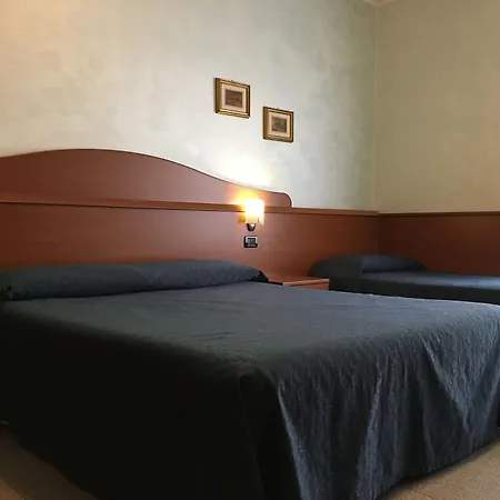 Aurora Hotel *