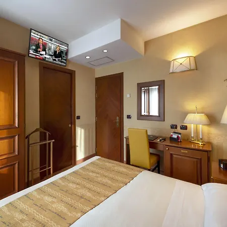 Lancaster Hotel 3*