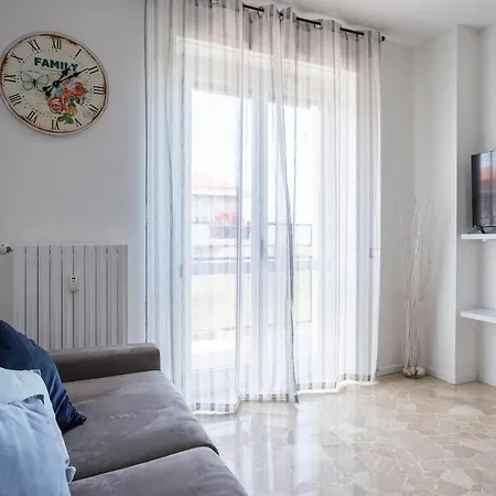 Appartamento Rent Apartment - Parking And Comfort - Spacious Apt Up To 8 Pax *