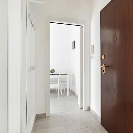 Guesthost - Piazza Tripoli Bright Apartamento