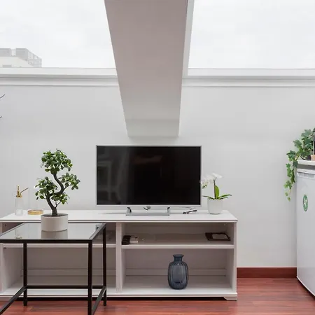 2 Bedroom 2 Bathroom Apt - Duomo 2 Apartment *