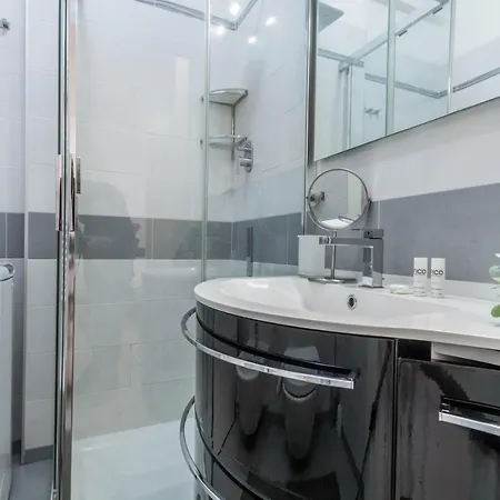 Joivy Superb Flat For 4 With Balcony Near Centrale شقة *