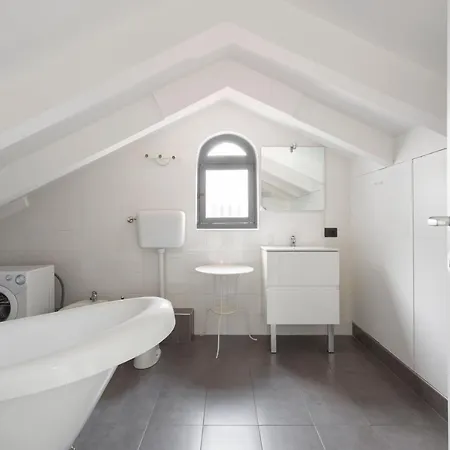 1 Bedroom & 1 Living Apt - Duomo 7 Milan