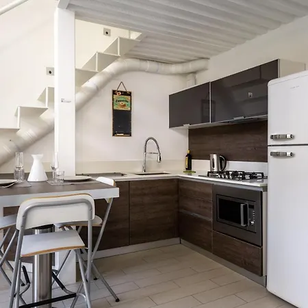 Guesthost - Elegant Loft With Balcony! * מילאנו