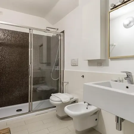 Guesthost - Elegant Loft With Balcony! מילאנו