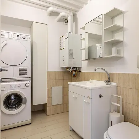 Elegant Loft With Balcony! Apartament