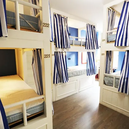 Hostel Grand Coconut *