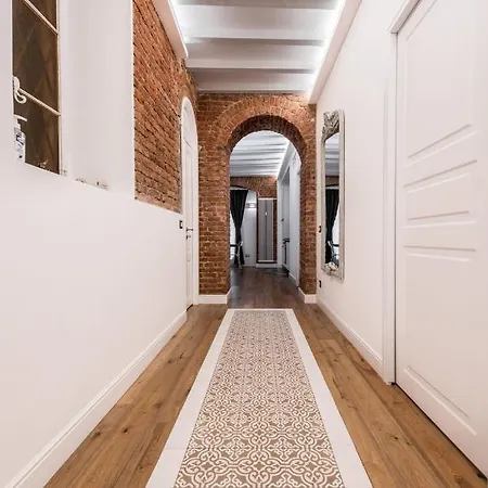 Luxury In Center Apartment