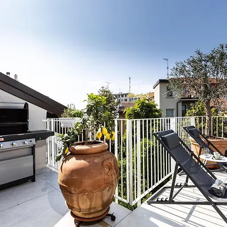 Ferienhaus *villa Olivo*with Private Terrace & Jacuzzi + 3bedrooms Mailand