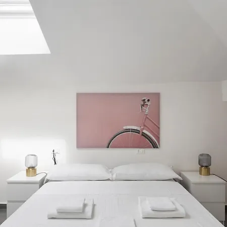 2 Bedroom 2 Bathroom Apt - Duomo 1 Milan