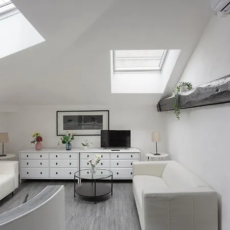 2 Bedroom 2 Bathroom Apt - Duomo 1 Milan