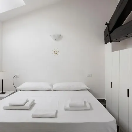 2 Bedroom 2 Bathroom Apt - Duomo 1 Apartment *