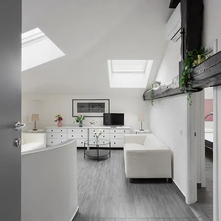 2 Bedroom 2 Bathroom Apt - Duomo 1 *