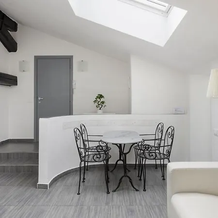 2 Bedroom 2 Bathroom Apt - Duomo 1 Apartment Milan