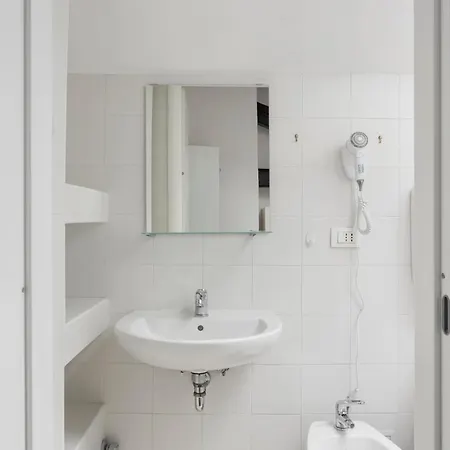 Apartment 2 Bedroom 2 Bathroom Apt - Duomo 1 Milan