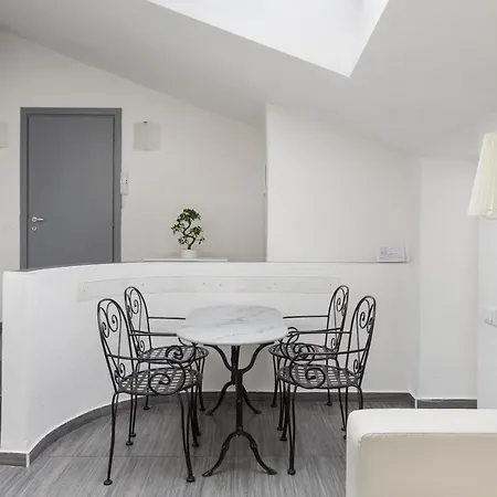 2 Bedroom 2 Bathroom Apt - Duomo 1 Apartment