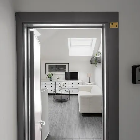 2 Bedroom 2 Bathroom Apt - Duomo 1 Apartment *