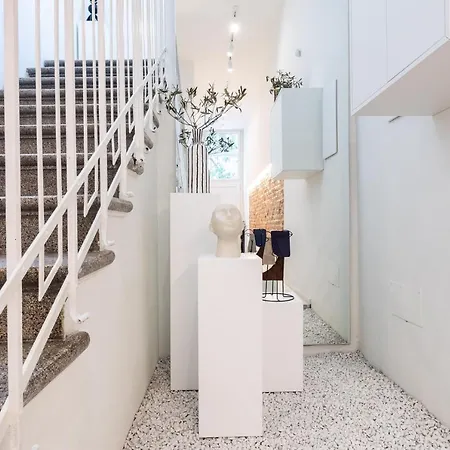 Feriehus *villa Olivo*with Private Terrace & Jacuzzi + 3bedrooms Milano