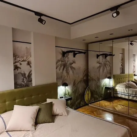Exclusive Top Floor 2-bedroom Flat 아파트 *