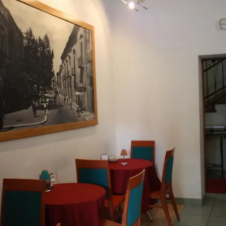 Paola Hotel *