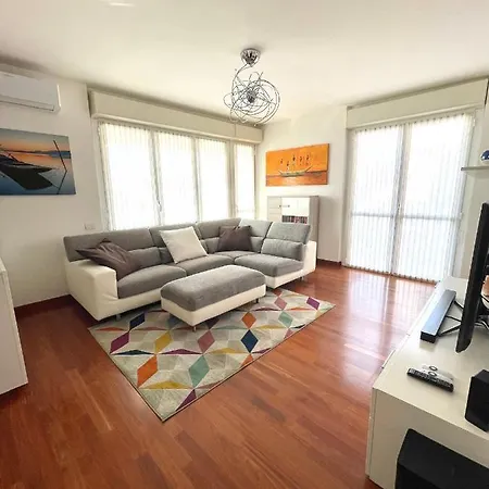 Elegant In With Panoramic Terrace ميلان