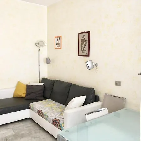 Impeccable 3 Bedroom House Up To 6 People 10 Minutes Away From Duomo *