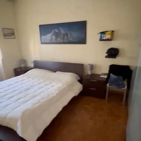 Impeccable 3 Bedroom House Up To 6 People 10 Minutes Away From Duomo Apartment *