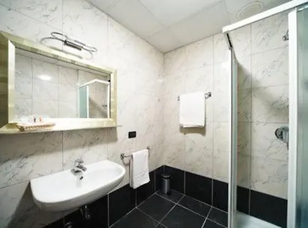 Sechi With Parking فندق