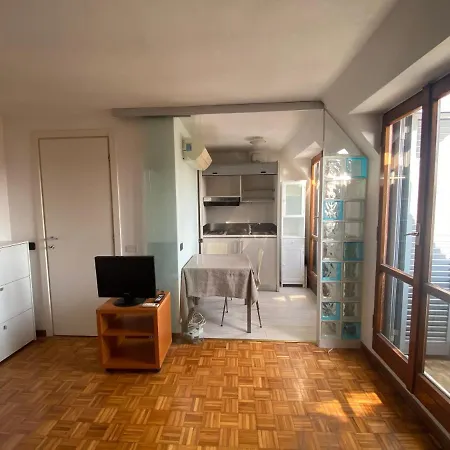 Porta Venezia, Monolocale Con Vista Sui Tetti * Milão
