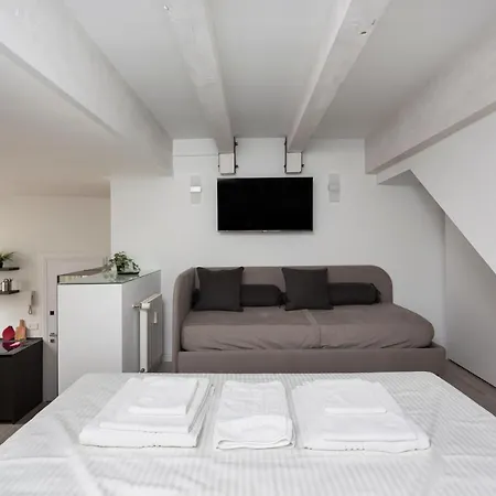 Nest For 2 In Fashion District Via S Cecilia *