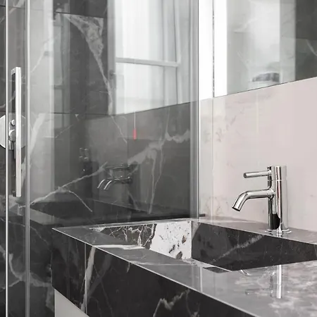 Nest For 2 In Fashion District Via S Cecilia * Milan