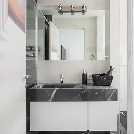 Nest For 2 In Fashion District Via S Cecilia Milan