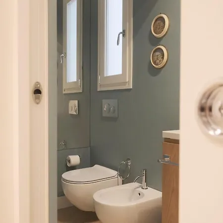 Oreaspiti - Not Only A In Magenta Quarter 밀라노