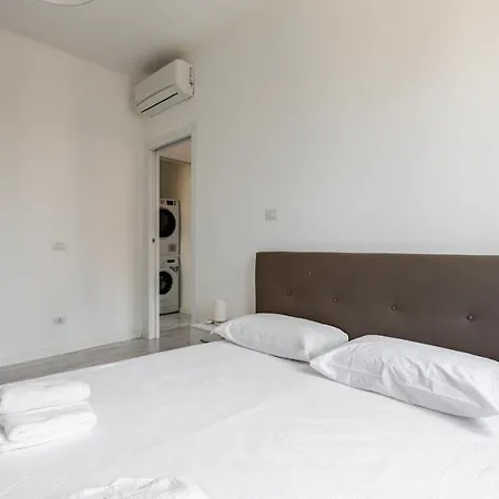 Guesthost - Garibaldi & Gae Aulenti Modern With Private Parking! Apartman *