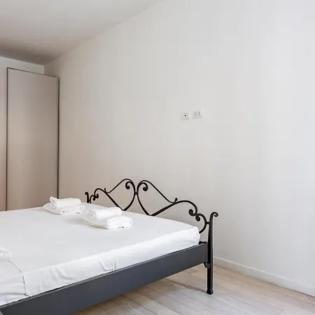 Station Renovated Apartment Milan
