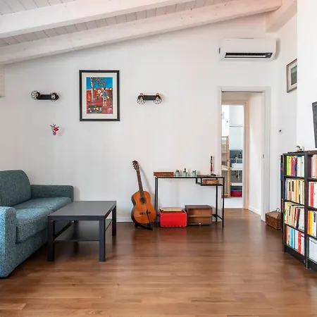 Cozy Near Station Apartment Milan