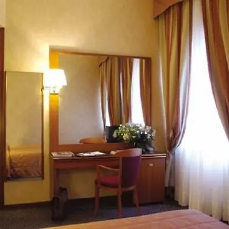 Отель Ascot 4*