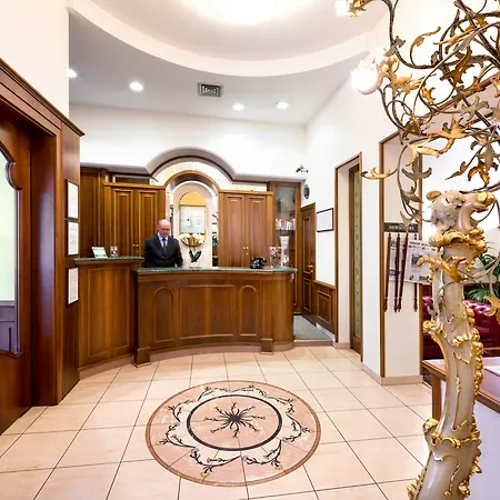 Lancaster Hotel 3*