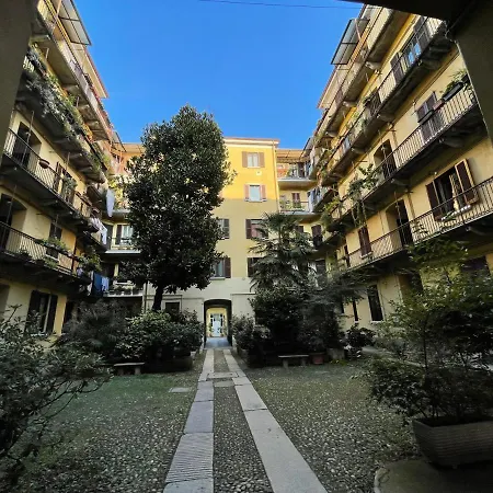 In Tortona District Lägenhet *
