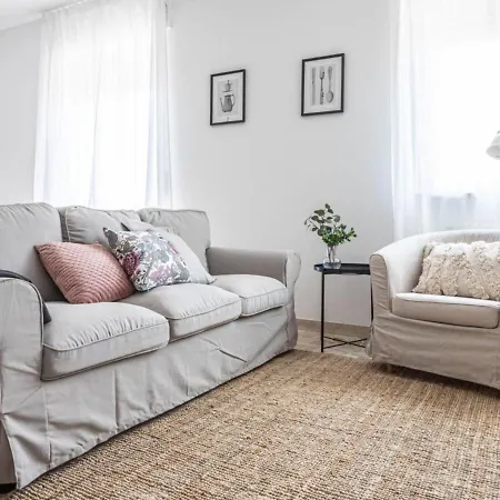 The Rent - Spacious Three-bedroom In Lorenteggio *