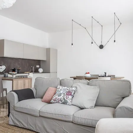 The Rent - Spacious Three-bedroom In Lorenteggio Milano