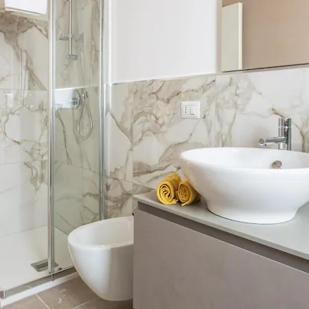 The Rent - Spacious Three-bedroom In Lorenteggio Daire *