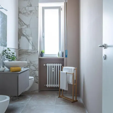 The Rent - Spacious Three-bedroom In Lorenteggio Milão