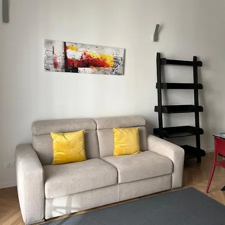 Milano: Incantevole In Pieno Centro - Fancy Yellow Apartment