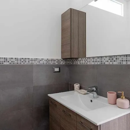 Appartamento Rent Apartment - Parking And Comfort - Spacious Apt Up To 8 Pax *