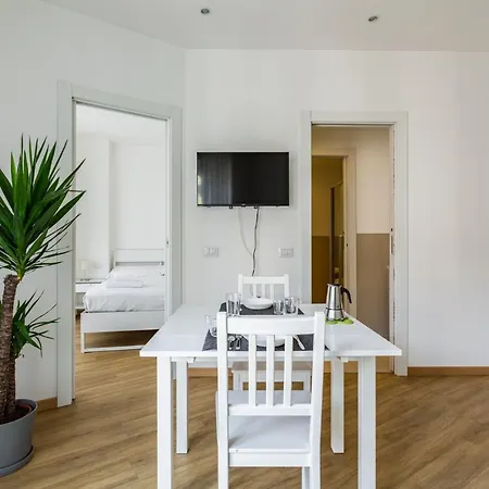 Guesthost - In The Heart Of Milano! *