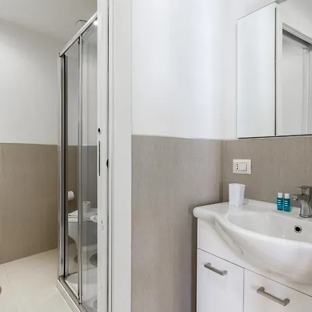 Guesthost - In The Heart Of Milano! *