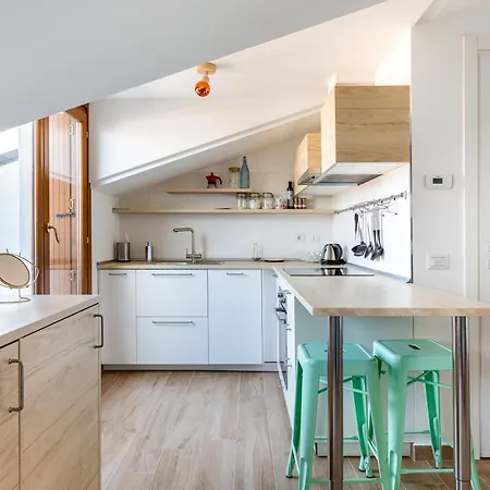 Guesthost - Cozy With Parking 5 Min Walk From The Bus Stop Appartamento *