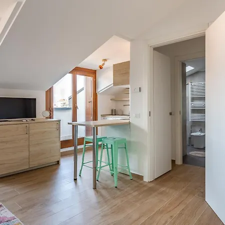 Guesthost - Cozy With Parking 5 Min Walk From The Bus Stop * Milano